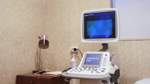 一台新的 白色的 现代的医疗超声波机坐落在一间明亮的房间里 它与电源相连 处于工作状态 平均计划 柔和的光 — 图库视频影像