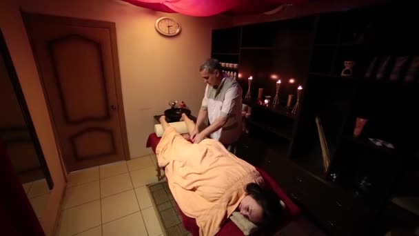 Masér dává dívce masáž nohou. — Stock video