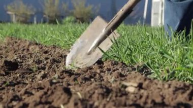 Yakından bakınca küreğin toprağı nasıl kazdığını görüyoruz..