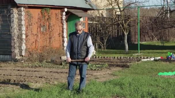 Een man die voor een huis staat — Stockvideo