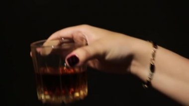 Bir kadının eli, elinde bardak olan bir adama yakın çekim yapar..