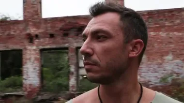 Çöken binanın içinde bir adam var..