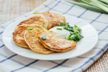 Beyaz tabakta sebze börek