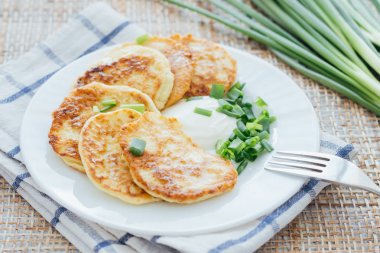 Beyaz tabakta sebze börek