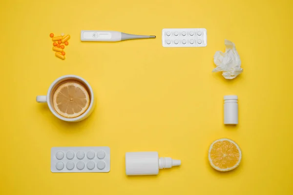 医療用温度計 鼻スプレー レモン 黄色の背景に異なる薬 風邪やインフルエンザの家庭の救済 病気の自己治療の概念 平置きだ テキストの空白のスペースを持つトップビュー — ストック写真