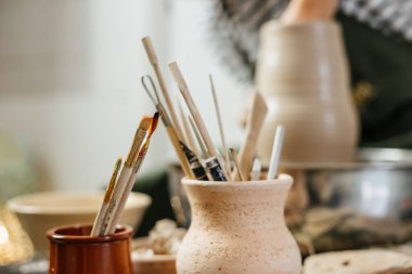 Seramik atölyesinde seramik aletlerin yakın çekimi. Sanat konsepti.