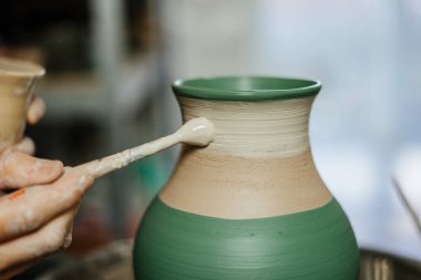 Seramik atölyesinde el yapımı tencere boyama sanatçısı. Sanat konsepti.