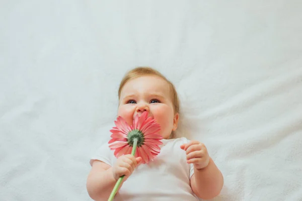 Mooie Gelukkige Baby Liggend Witte Lakens Met Een Bloem Gelukkig — Stockfoto