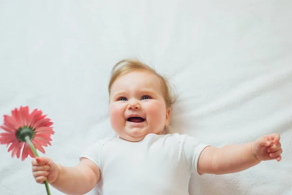 Bebê Infantil Feliz Bonito Deitado Lençóis Brancos Segurando Uma Flor — Fotografia de Stock