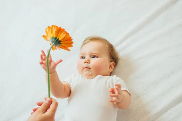 Bebê Bebê Lindo Deitado Lençóis Brancos Chegando Uma Flor — Fotografia de Stock