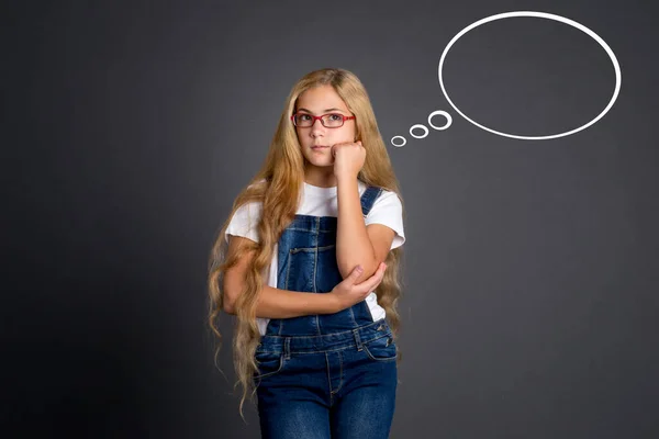 Menina Adolescente Bonito Com Cabelos Longos Óculos Pensando Bolha Pensamento — Fotografia de Stock