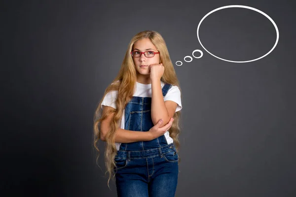 Adolescente Mignonne Aux Cheveux Longs Dans Des Lunettes Pensée Bulle — Photo