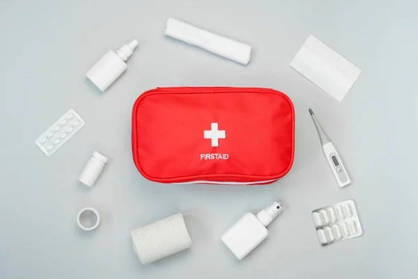 Kit Primeros Auxilios Bolsa Roja Con Equipo Médico Medicamentos Para — Foto de Stock