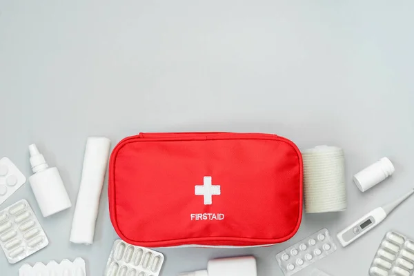 Kit Primeros Auxilios Bolsa Roja Con Equipo Médico Medicamentos Para — Foto de Stock