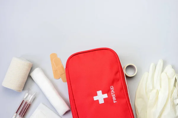 Kit Primeros Auxilios Bolsa Roja Con Equipo Médico Medicamentos Para — Foto de Stock