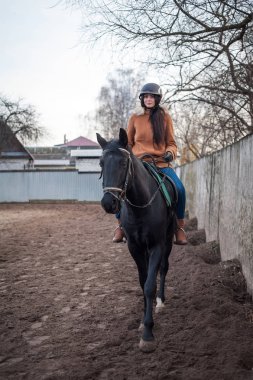 Hipodromda yürürken kadınları ve atları eğitmek