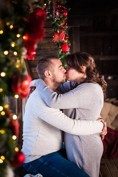 Porträt eines jungen Paares im Wohnzimmer zu Weihnachten — Stockfoto