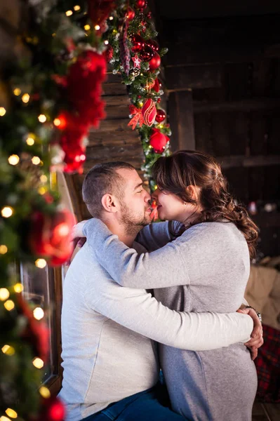 Porträt eines jungen Paares im Wohnzimmer zu Weihnachten — Stockfoto