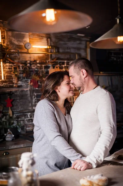 Porträt eines jungen Paares im Wohnzimmer zu Weihnachten — Stockfoto