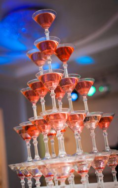 Şampanyalı bir piramit dolusu şampanyalı ziyafet masası.