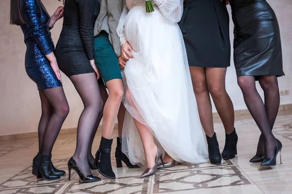 Vista de las piernas de las mujeres en zapatos elegantes y hermosa noche dres —  Fotos de Stock