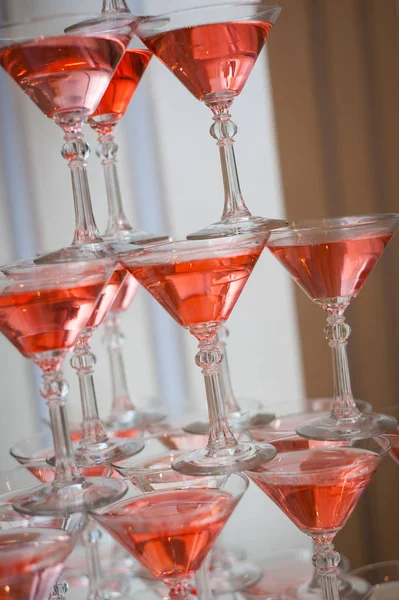 Luxury Banquet table with a pyramid of champagne glasses with ch — Stock Photo, Image