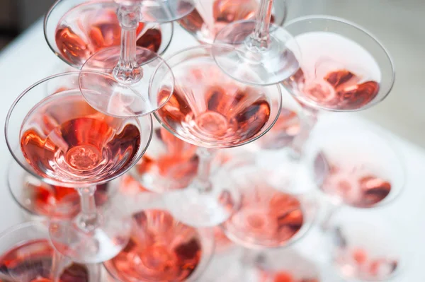 Luxury Banquet table with a pyramid of champagne glasses with ch — Stock Photo, Image