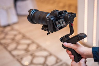 Motorlu süspansiyon, DSR kamera dengeleyici kullanan kameraman 