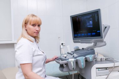 Doktor muayenehanede çayın üstünde oturuyor.