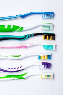 Beyaz bir sırt grubunda çeşitli diş fırçaları