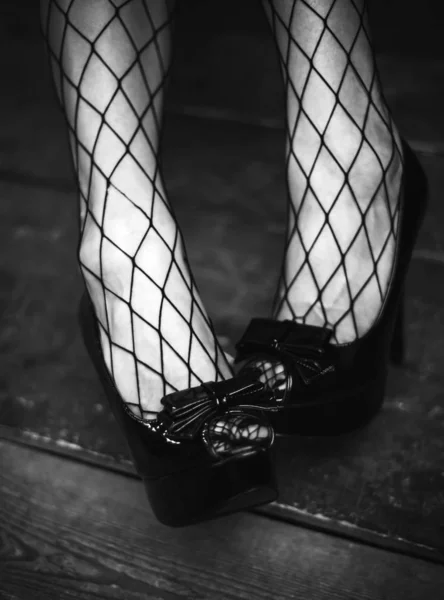 Γυναικεία πόδια σε μαύρο δίχτυ και δερμάτινα παπούτσια πατέντα — Φωτογραφία Αρχείου