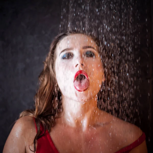 Portret van een meisje in de douche, met natte druppels op haar lichaam — Stockfoto