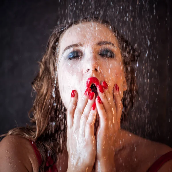 Portret van een meisje in de douche, met natte druppels op haar lichaam — Stockfoto