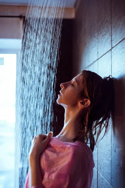 Duşta üzerinde ıslak damlalar olan bir kızın portresi. — Stok fotoğraf