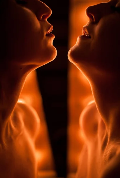 Silhouette Deux Femmes Face Face Dans Contexte Lampes Lumineuses — Photo