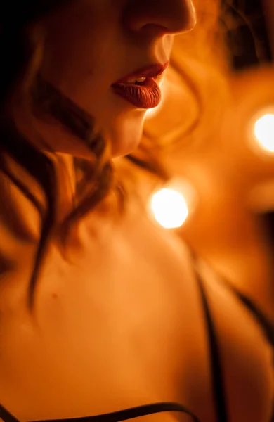 Silhouette Des Gesichts Einer Frau Vor Dem Hintergrund Heller Lampen — Stockfoto