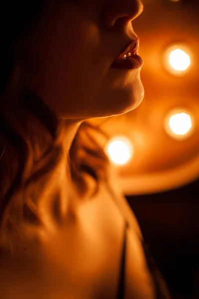 Silueta Cara Una Mujer Sobre Fondo Las Lámparas Brillantes — Foto de Stock