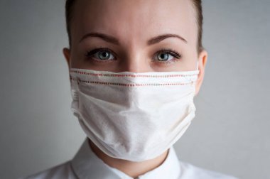 Tıbbi maskeli bir kızın portresi. Kapat şunu.