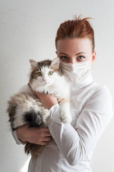 Retrato Una Chica Con Máscara Médica Ella Sostiene Gato Mascota — Foto de Stock