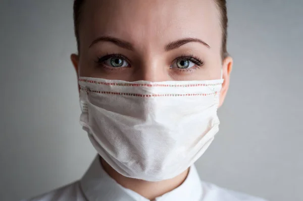 의료용 마스크를 소녀의 가까이 — 스톡 사진