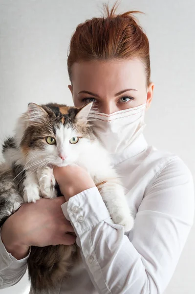 의료용 마스크를 소녀의 고양이를 키우고 가까이 — 스톡 사진
