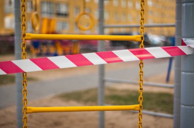 Covid-19 Coronavirus yüzünden, kentte kendi kendini izole eden bir rejim başlatıldı, tüm oyun alanları kapatıldı.