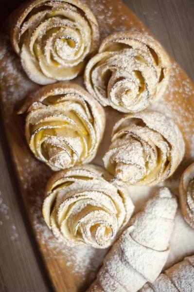 Close Deliciosos Croissants Doces Com Maçãs Uma Tábua Madeira Café — Fotografia de Stock