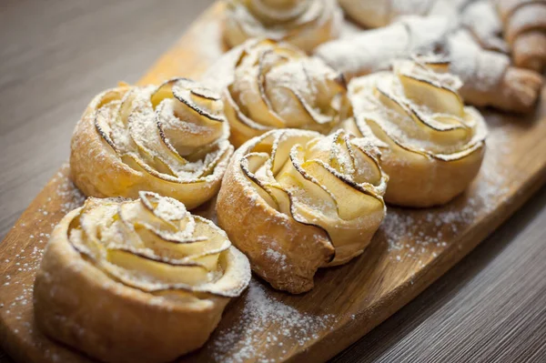 Close Van Heerlijke Croissants Gebak Met Appels Een Houten Plank — Stockfoto