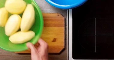 Tahta üzerinde patates dilimleme tekniği, üst manzara..