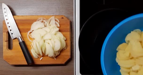 Derin Bir Tavada Patates Soğan Kızartıyorum — Stok video