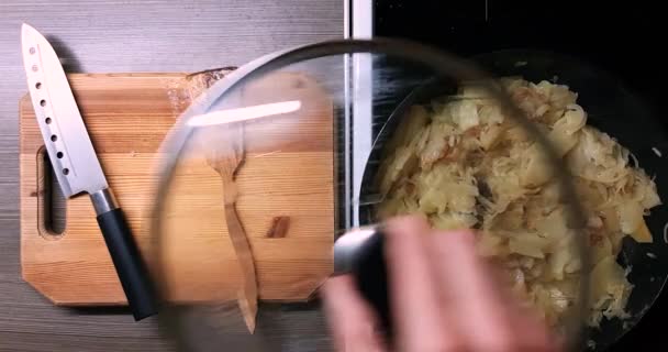 Bratkartoffeln Und Zwiebeln Einer Tiefen Pfanne Draufsicht — Stockvideo