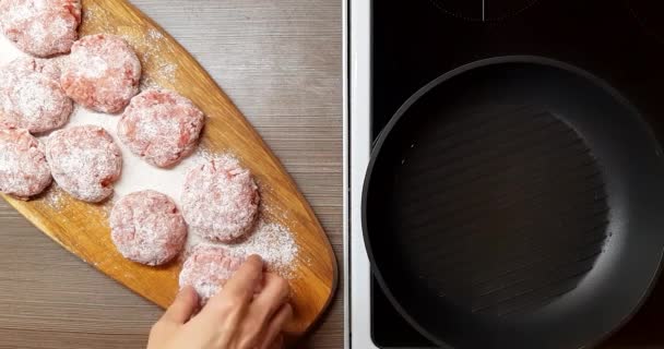 Freír Chuletas Carne Aceite Una Sartén Vista Superior Del Plato — Vídeo de stock