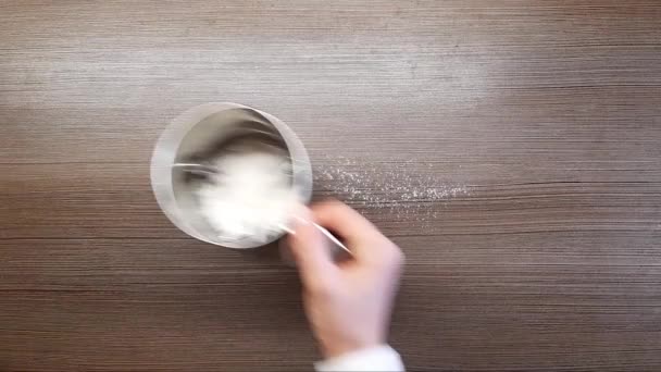 Mão Uma Mulher Polvilha Farinha Superfície Mesa Vista Cima — Vídeo de Stock