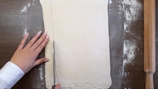 Kobiece Dłonie Przecięły Ciasto Nożem Powierzchni Stołu Widok Góry — Wideo stockowe